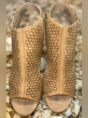 Vince Camuto Ennis Perforated Suede Peep Toe Booties Tan 7.5 M Coachella, boho